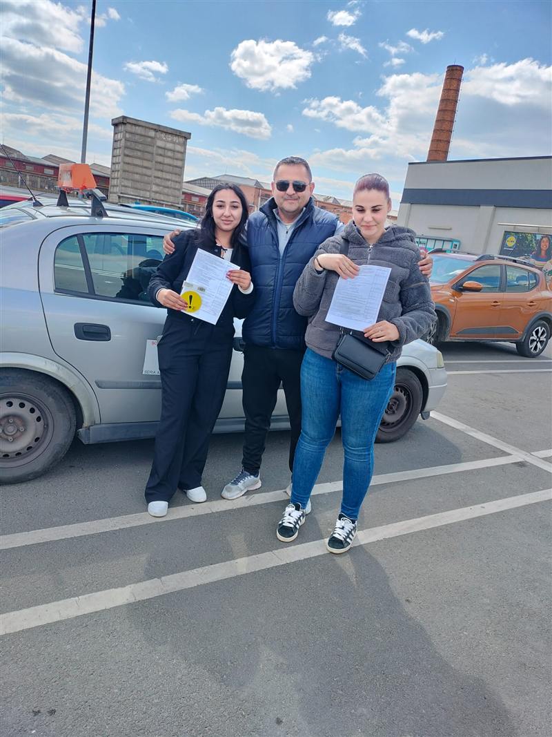 Două cursante alături de instructor