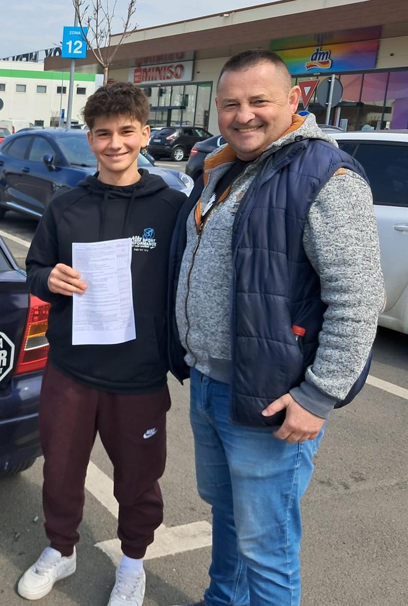 Cursant și instructor, într-o fotografie împreună