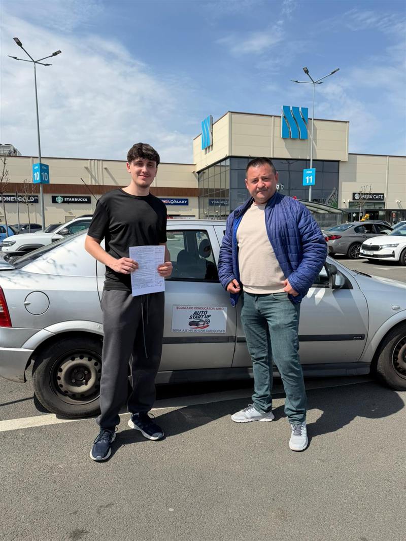 Cursant și instructor lângă mașina argintie