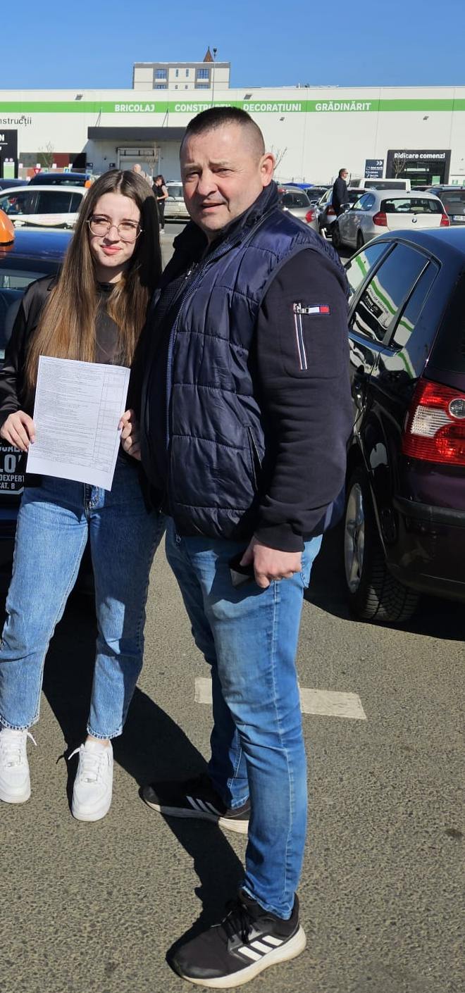 Cursantă și instructor, într-o zi de examen